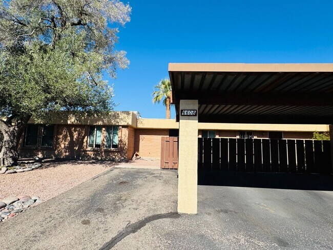 Building Photo - Beautiful Townhome in Great Eastside Location