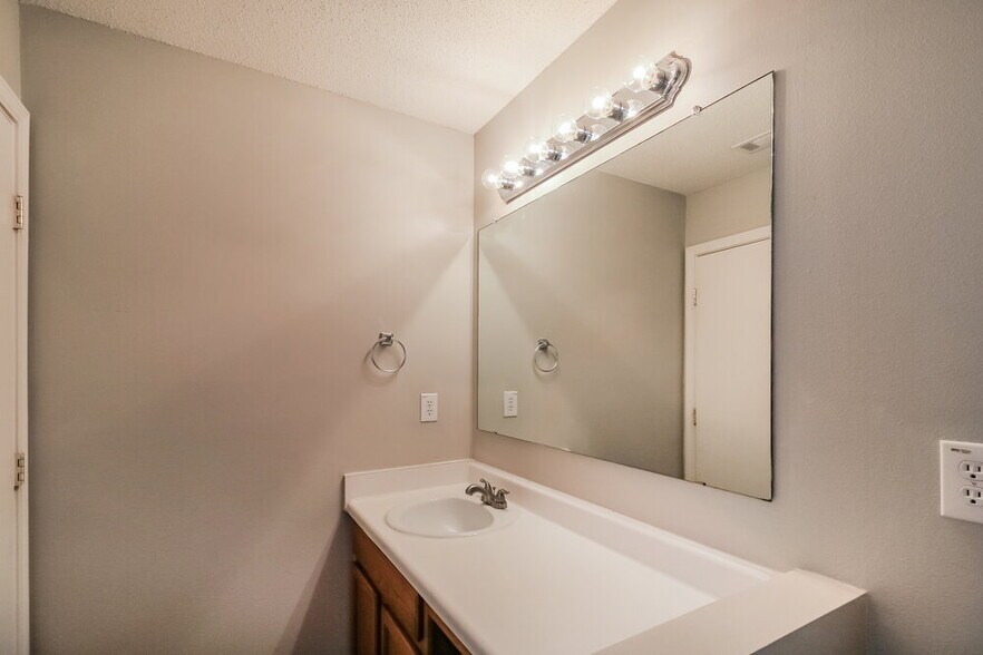 Building Photo - 1122 St Phillips Ct