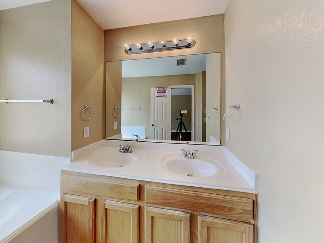 Building Photo - 3413 Stratford Ln