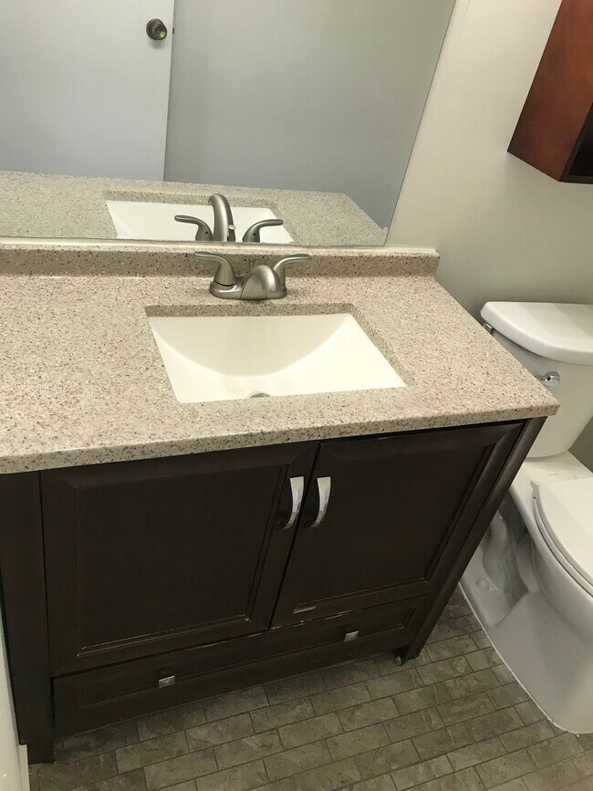 Master bathroom - 723 Mercer Dr