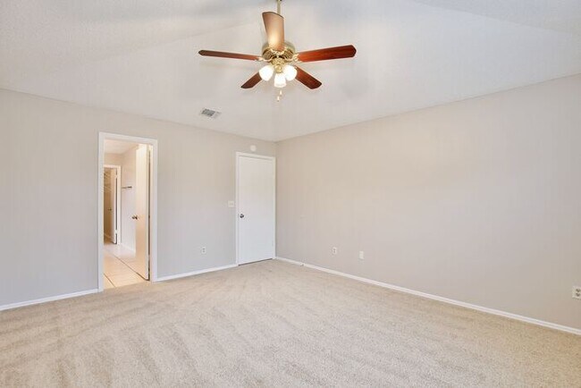 Building Photo - Spacious 4/3 Home with a Fenced Backyard and a 2 Car Garage in Hollowbrook - Winter Springs!