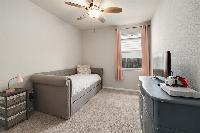 Building Photo - 200 Arrowhead Vine St