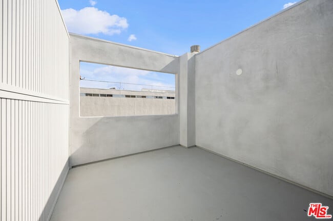 Building Photo - 21 1/2 Wavecrest Ave