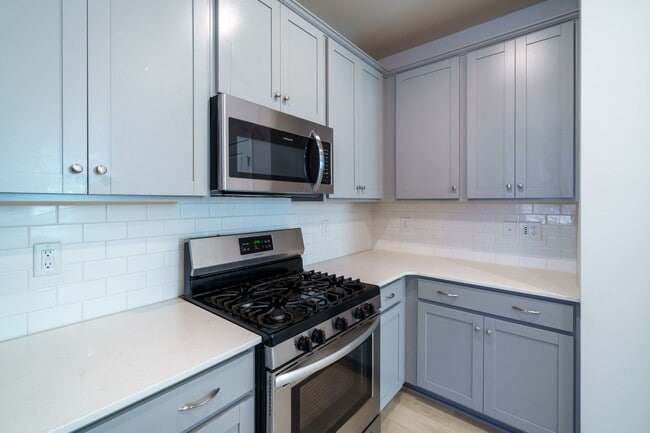 Building Photo - Almost New End Unit Townhome in desirable Chateau community