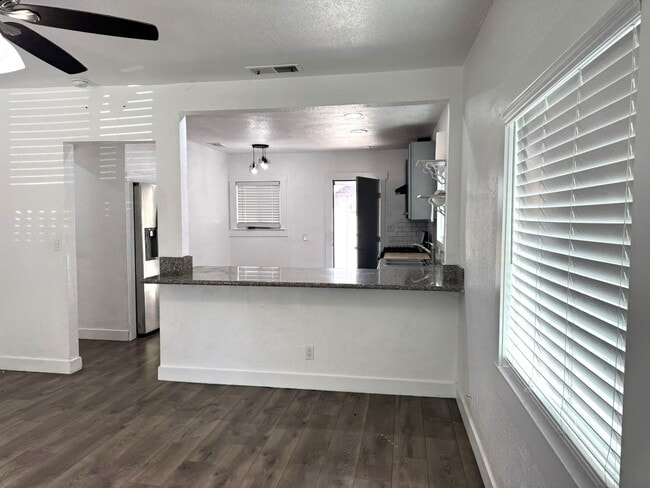 Building Photo - 1532 N Calaveras St