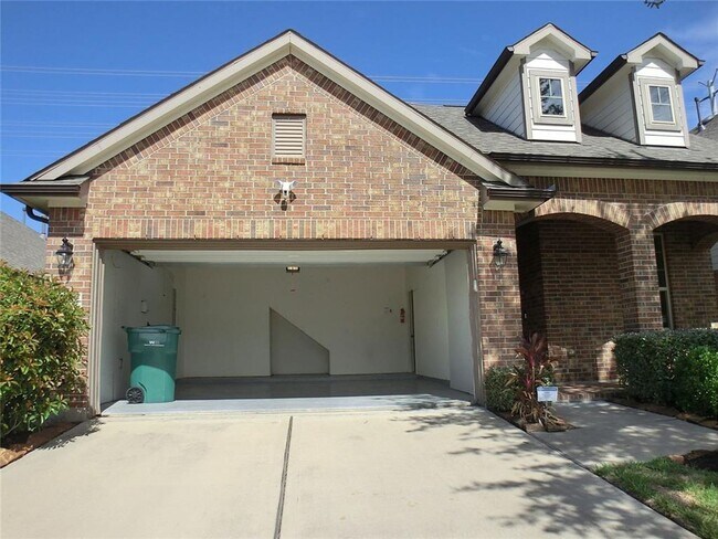 Building Photo - Discover comfort and convenience in this b...