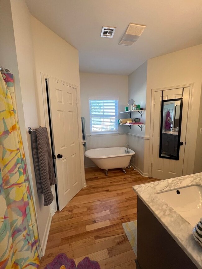 Building Photo - 4 Bedroom with Office Space Near Tulane/Lo...