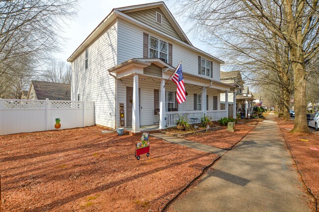 Building Photo - Charming Townhome in Great Huntersville Lo...