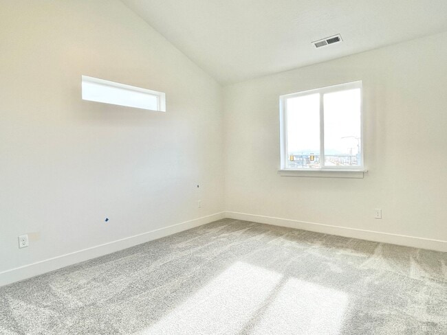 Building Photo - Bright & Beautiful Townhome in American Fork!