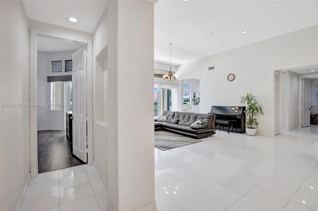 Building Photo - 2651 Oakmont Dr