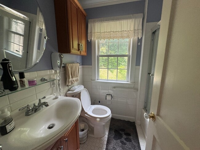 Building Photo - Beautifully Furnished Three Bedroom Home