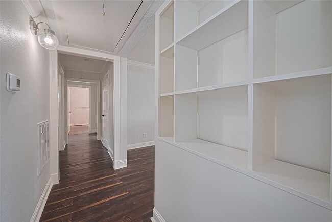 Building Photo - 8045 Ridgeview Dr