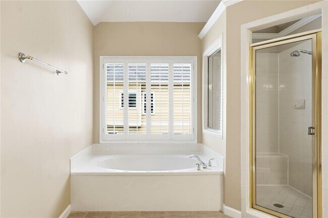 Building Photo - 2058 Woodside Park Dr