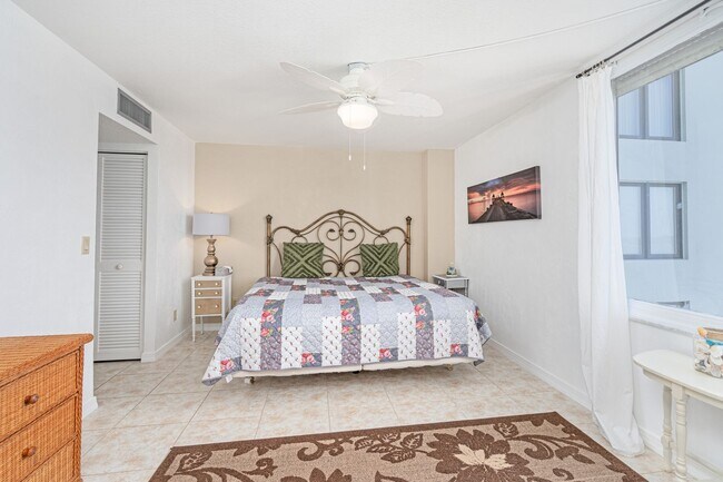 Building Photo - Fully Furnished 2-Bedroom, 2-Bath Beachfront Condo