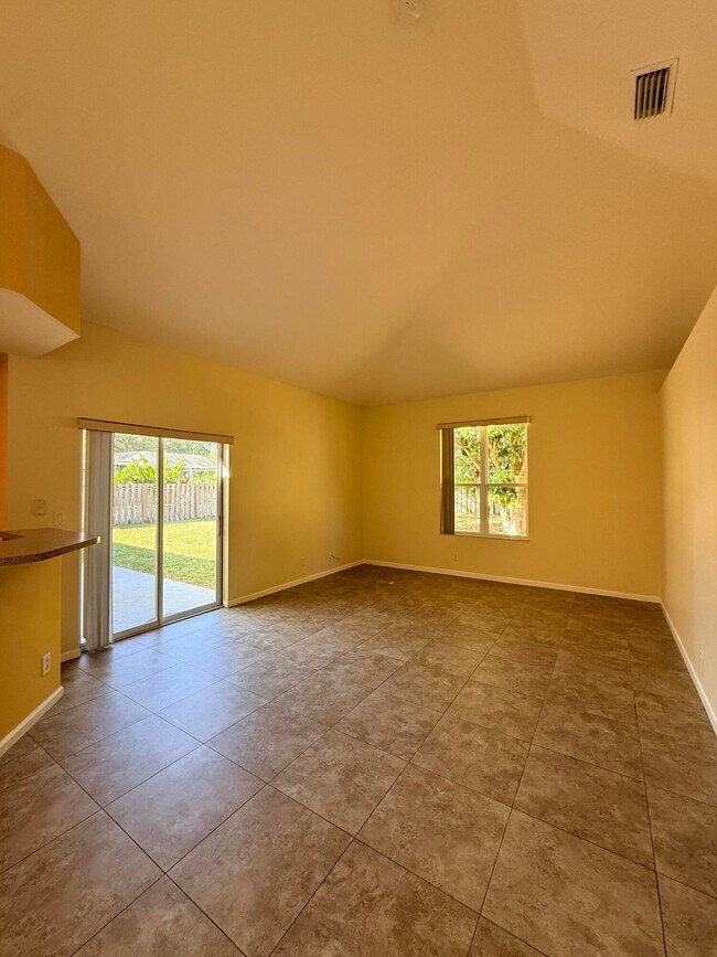 Building Photo - 449 SW Dagget Ave