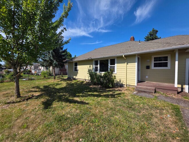 Building Photo - 2 Bedroom with Huge Yard in Springfield