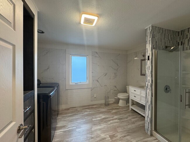 Building Photo - 7281 Meadowlawn Dr