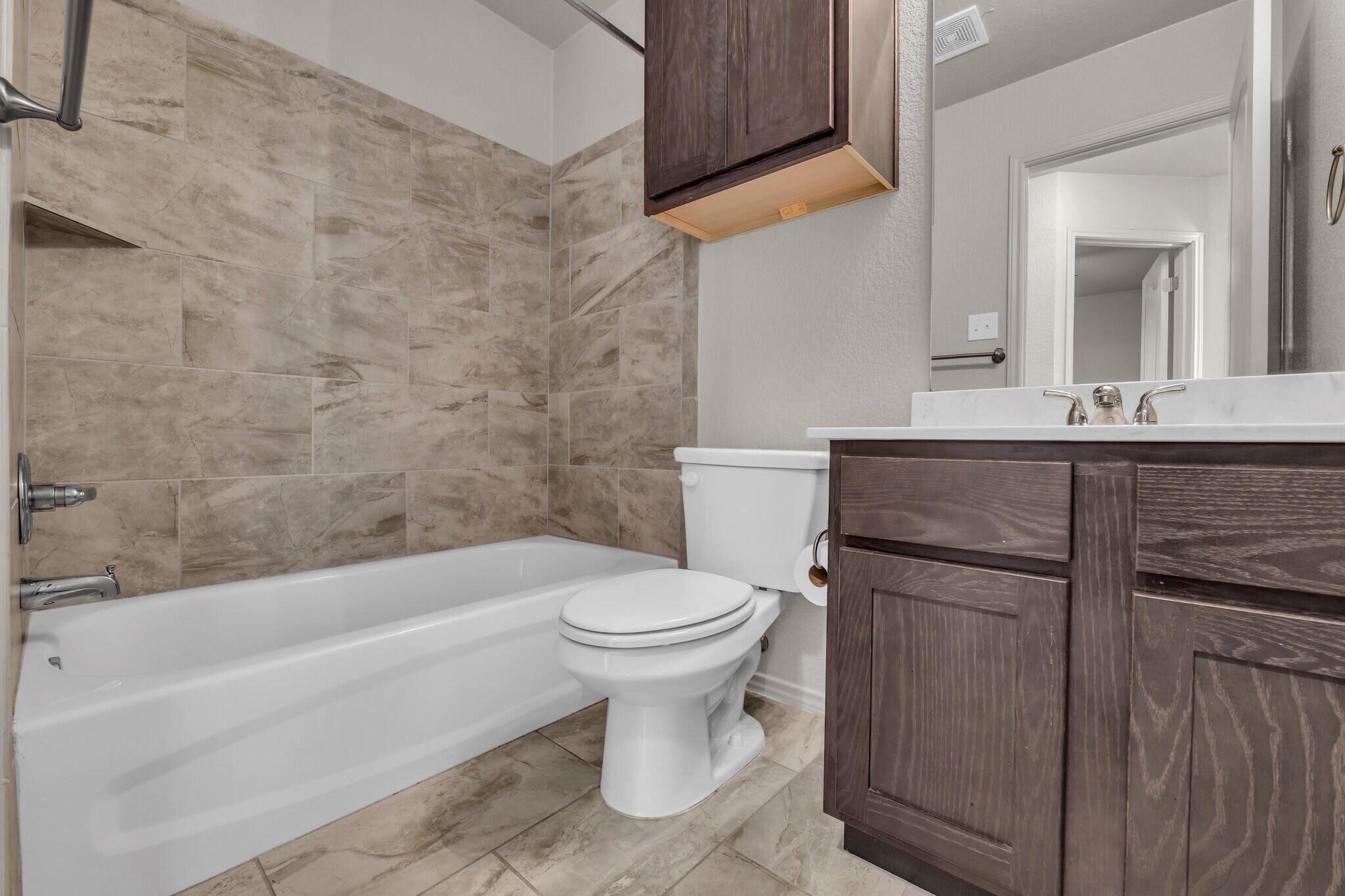Bathroom 1 with tile surround and storage - 609 Lost Trl