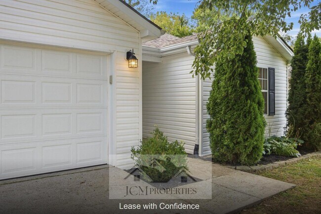 Building Photo - 700 Cottonwood Dr