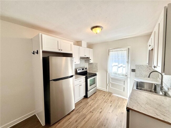 Building Photo - 2908 Skyland Dr NE