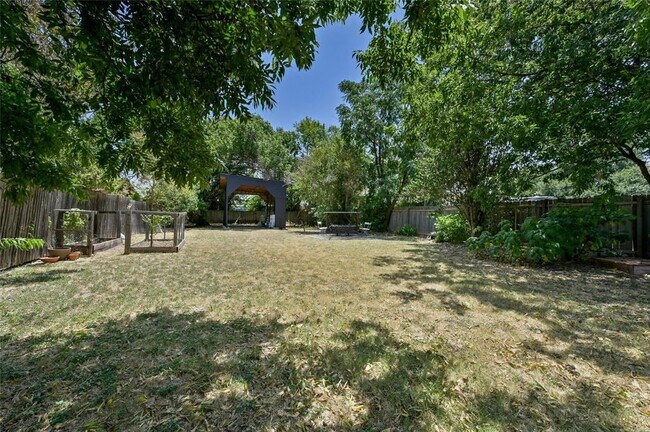 Building Photo - 8415 Bowling Green Dr