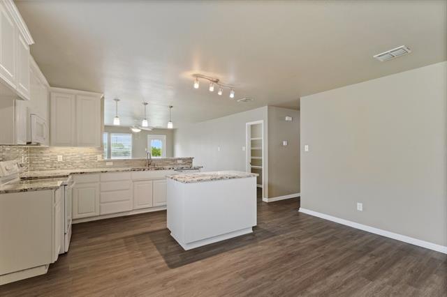 Building Photo - 1005 Live Oak Dr