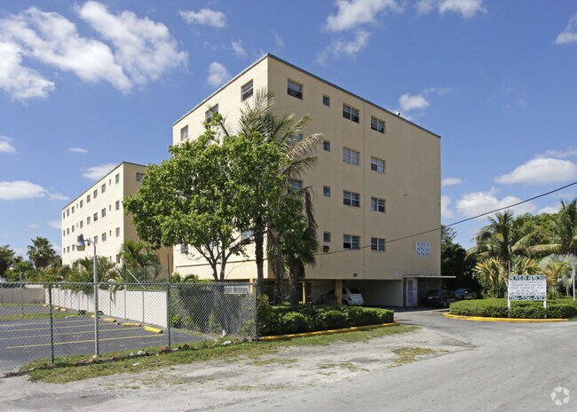 Building Photo - Brentwood Apartments