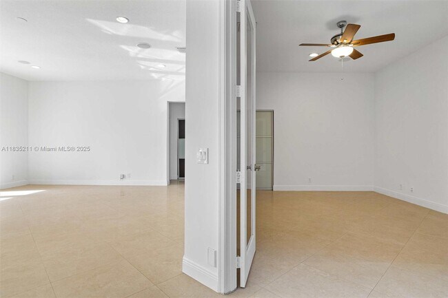 Building Photo - 926 Marina Dr