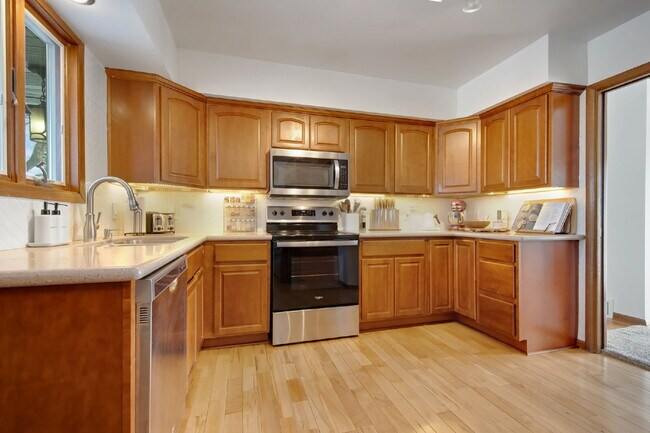 Building Photo - Gorgeous 3 Bedroom In Saint Anthony Villag...