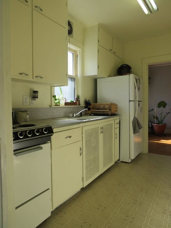 Building Photo - 1421 State St