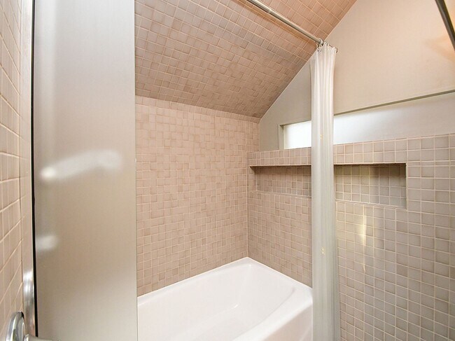 Building Photo - Cool House | 50% Off First Months Rent