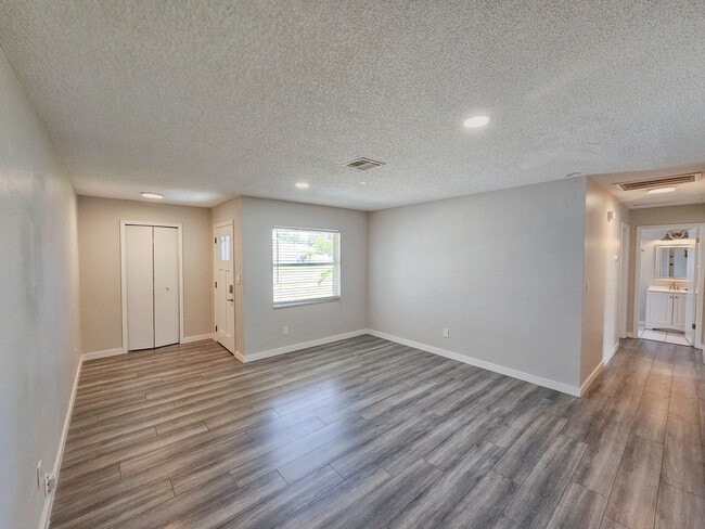 Building Photo - 608 Tangerine Ave