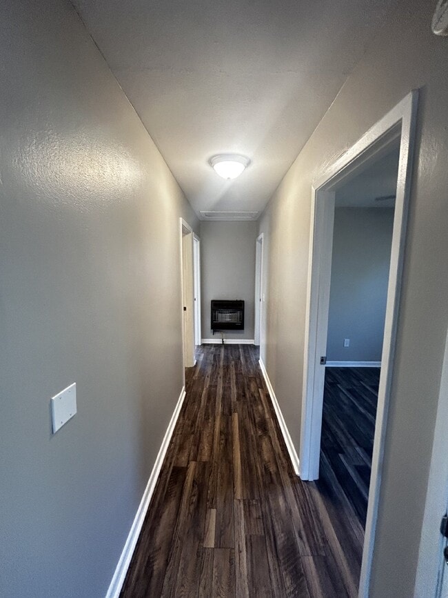 Building Photo - Newly Remodeled 3 Bedroom 1 Bathroom with ...