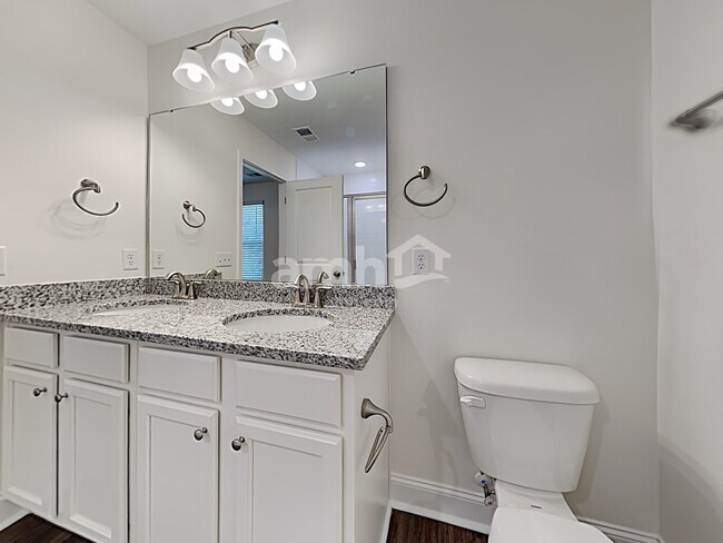 Building Photo - 610 W Lionel Rd