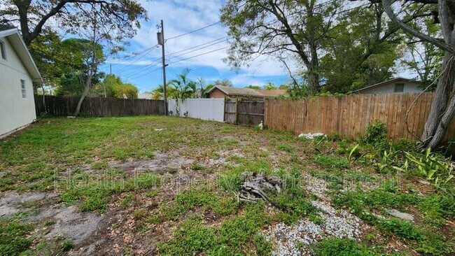Building Photo - 2205 Calexico Way S