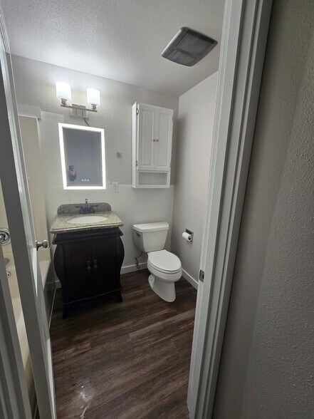 Building Photo - 1008 E Fellows St