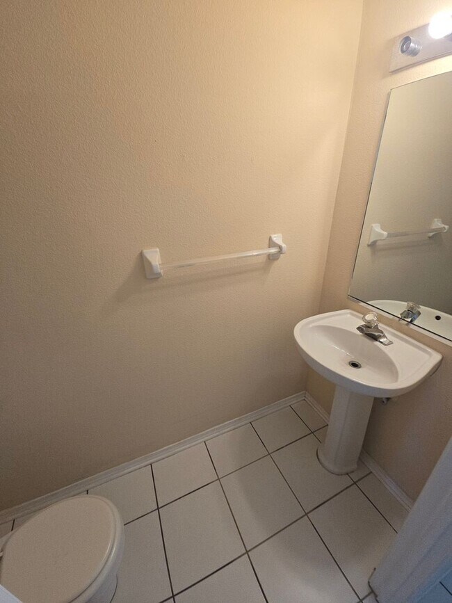 Building Photo - 2-Bedroom, 2.5-Bathroom Townhouse in Zephyrhills