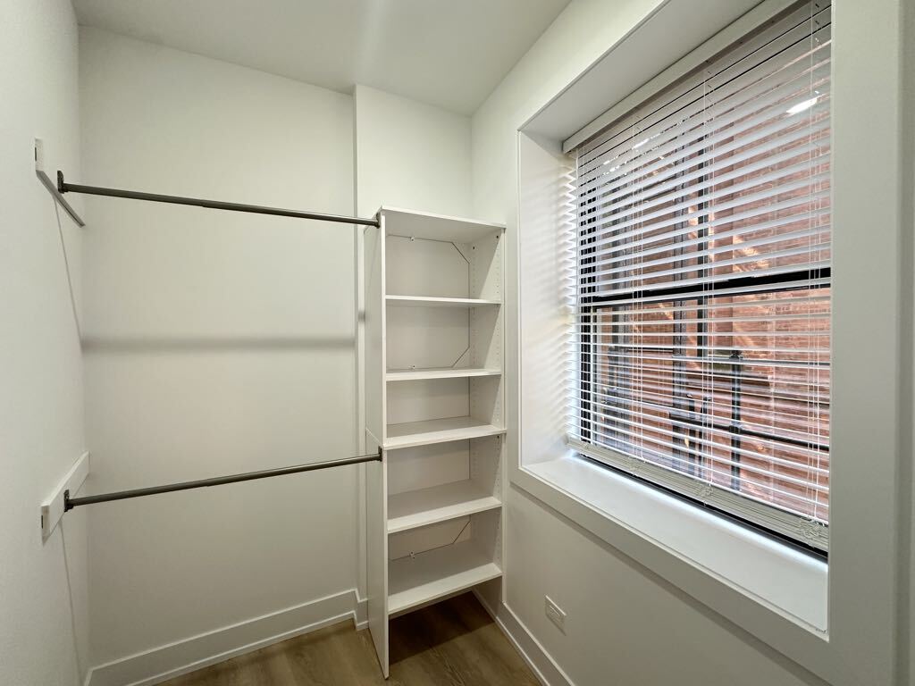 Building Photo - 419 W Belden Ave