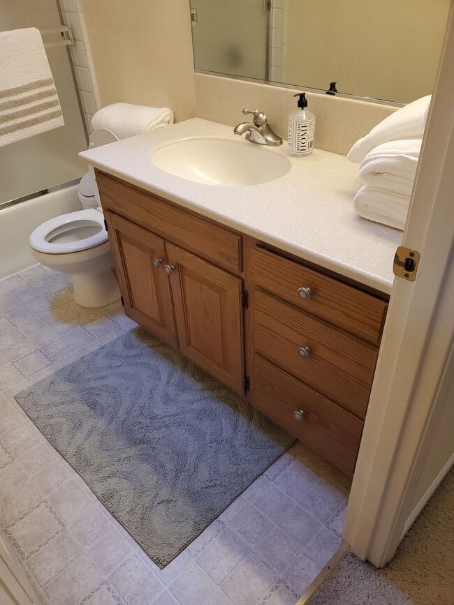 Building Photo - 3 bed  bath fully furnished home on the Ro...