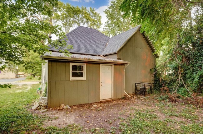 Building Photo - 2347 N Lyon Ave