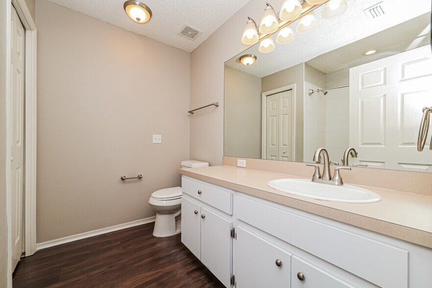 Building Photo - 8730 Morrison Oaks Ct