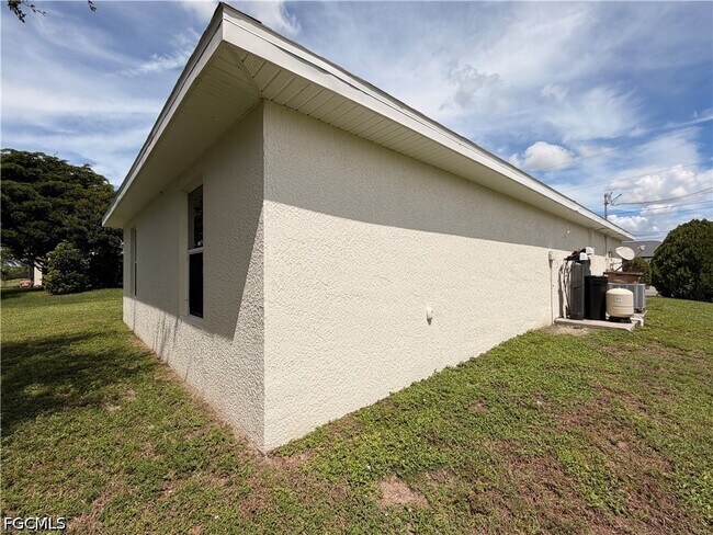 Building Photo - 316 NW 18th Ave