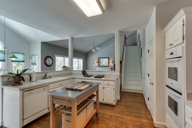 Building Photo - Spacious 4 Bed, 3 Bath Home in Convenientl...