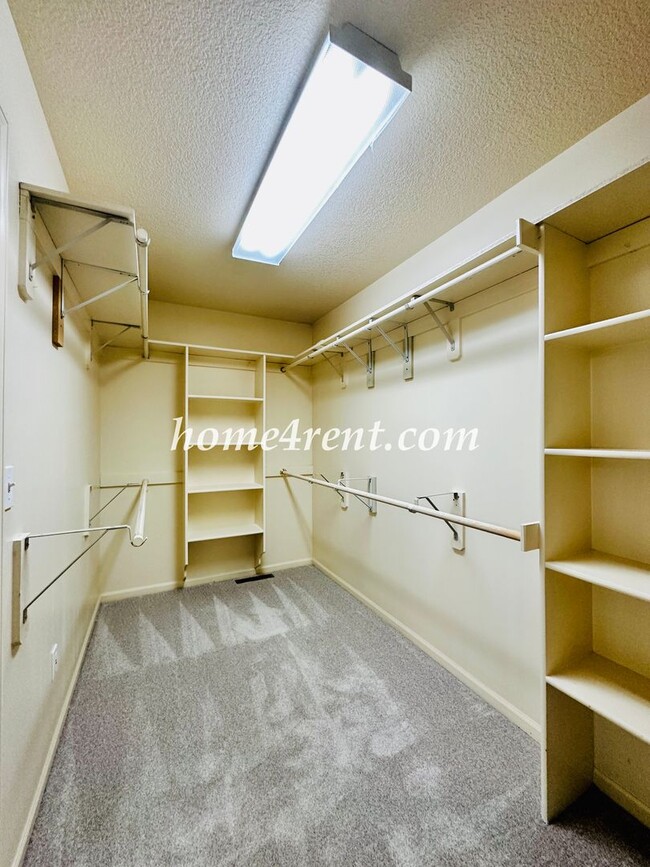 Building Photo - Exceptional 1.5 Story Home in the Prestigious Loch Lloyd Community!