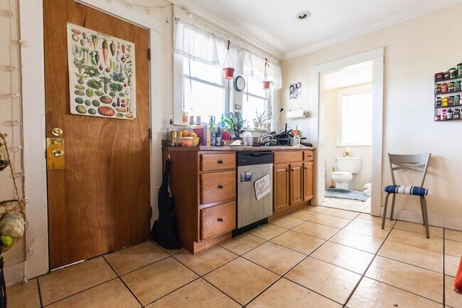 Building Photo - Brighton 4 Bed / 2 Bath – Spacious Layout – 9/1 Move-In