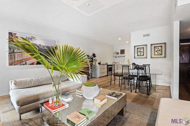 Building Photo - 7640 Lasalle Ave