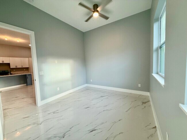 Building Photo - 675 NE Moss Rose Pl
