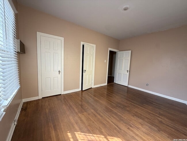 Building Photo - 528 W Gramercy Pl