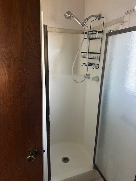 Shower - 2135 Selby Ave