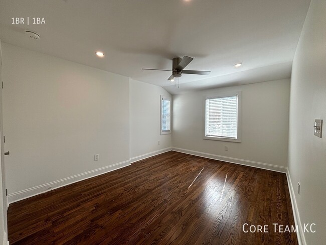 Building Photo - Renovated 1 Bed + Den Townhome in South Plaza